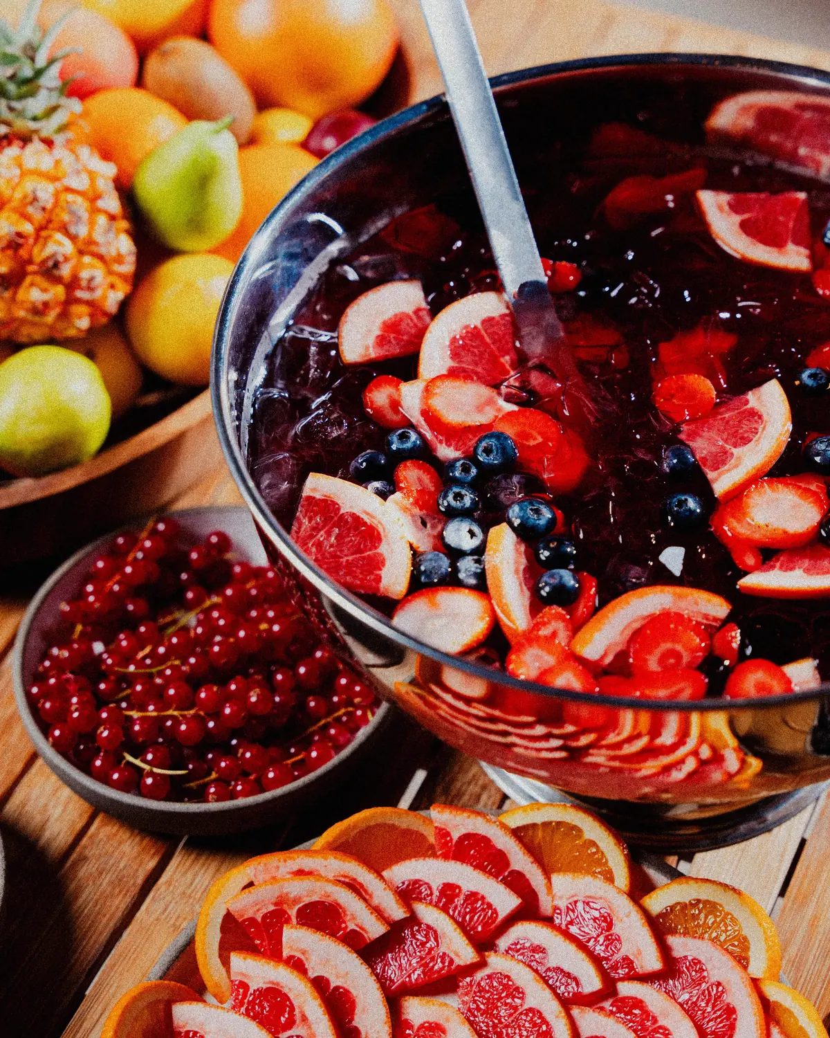 Ponchera de sangría con pomelo, fresas y arándanos